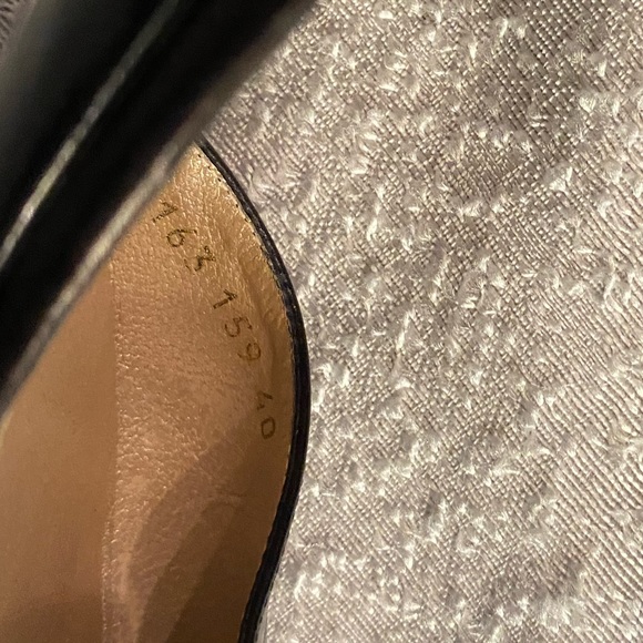 Giorgio Armani Leather Scalloped Accent 2" pumps w/logo charm size 40 - Picture 8 of 16